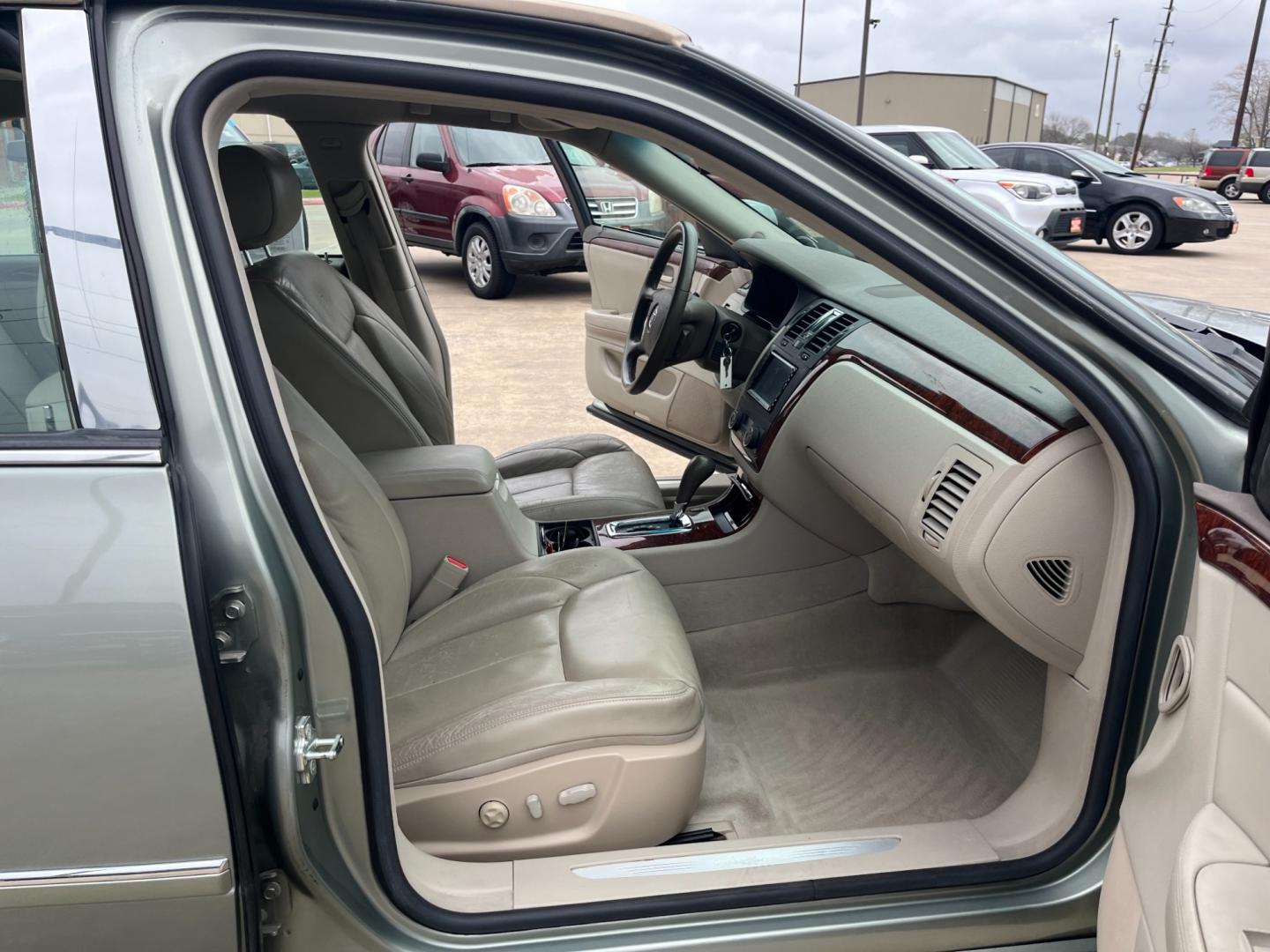 2006 green /TAN Cadillac DTS Sedan (1G6KD57Y96U) with an 4.6L V8 DOHC 32V engine, 4-Speed Automatic Overdrive transmission, located at 14700 Tomball Parkway 249, Houston, TX, 77086, (281) 444-2200, 29.928619, -95.504074 - Photo#11